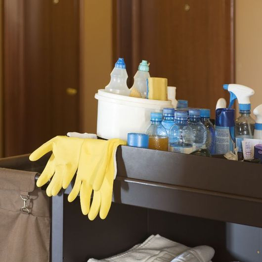 Carrito de servicio con productos de limpieza en hotel